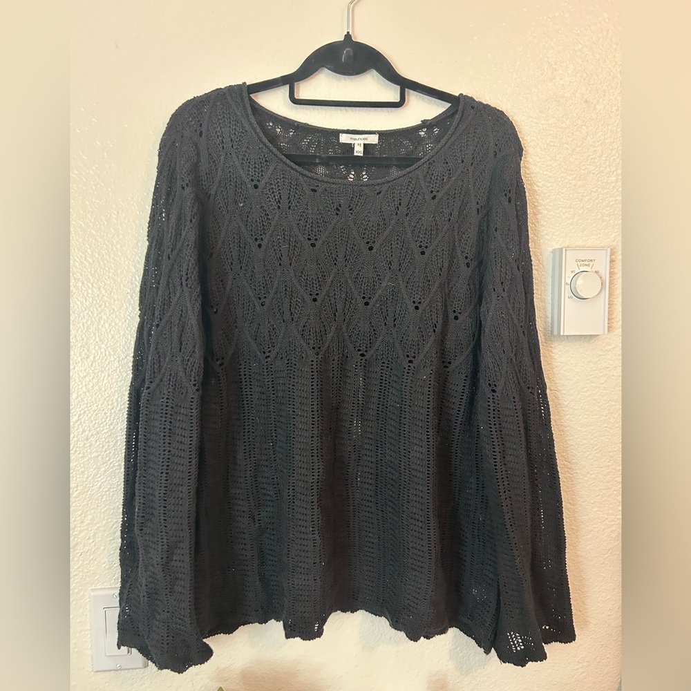 Scalloped hem sleeve open knit sweater.